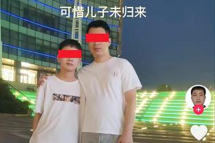 Chủ weibo phơi nắng: Người hâm mộ Thành Đô nhận được chữ ký khi đón Vi Thế Hào